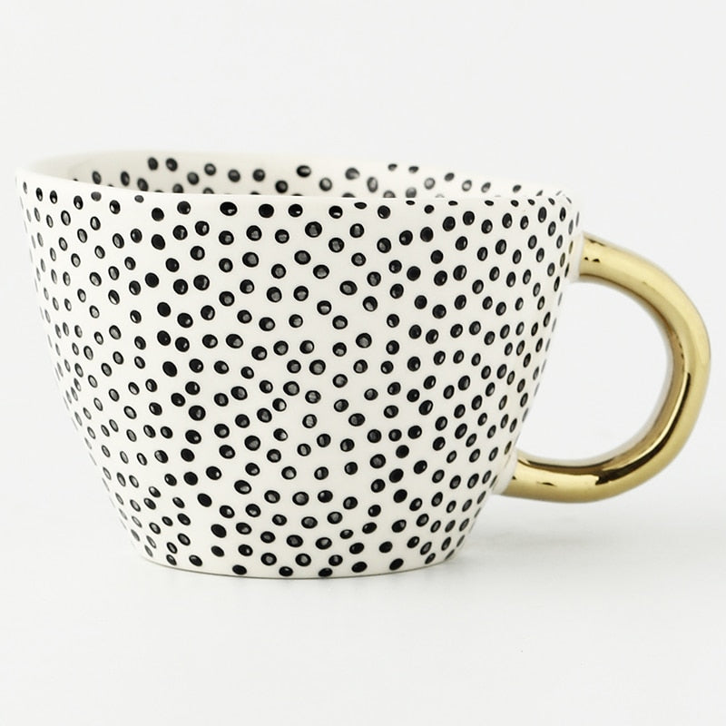 Geometrisk Kaffe Kop i Hvid Keramik med Guld Håndtag