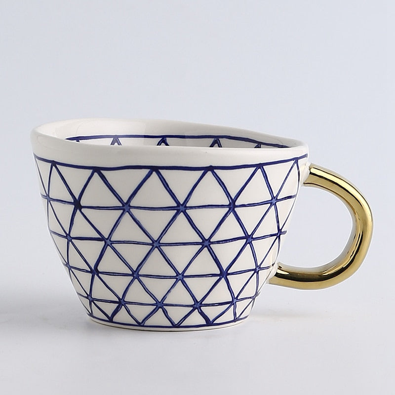 Geometrisk Kaffe Krus i Hvid Keramik med Guld Håndtag