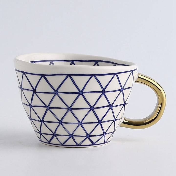 Geometrisk Kaffe Krus i Hvid Keramik med Guld Håndtag