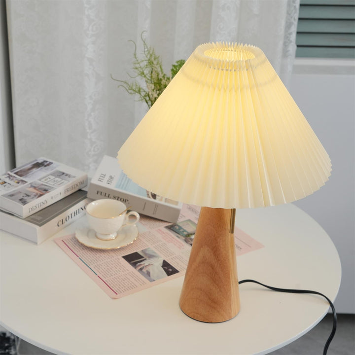 Træ- og Metalbordlampe med Plisseret Linnedskærm i Antikguld