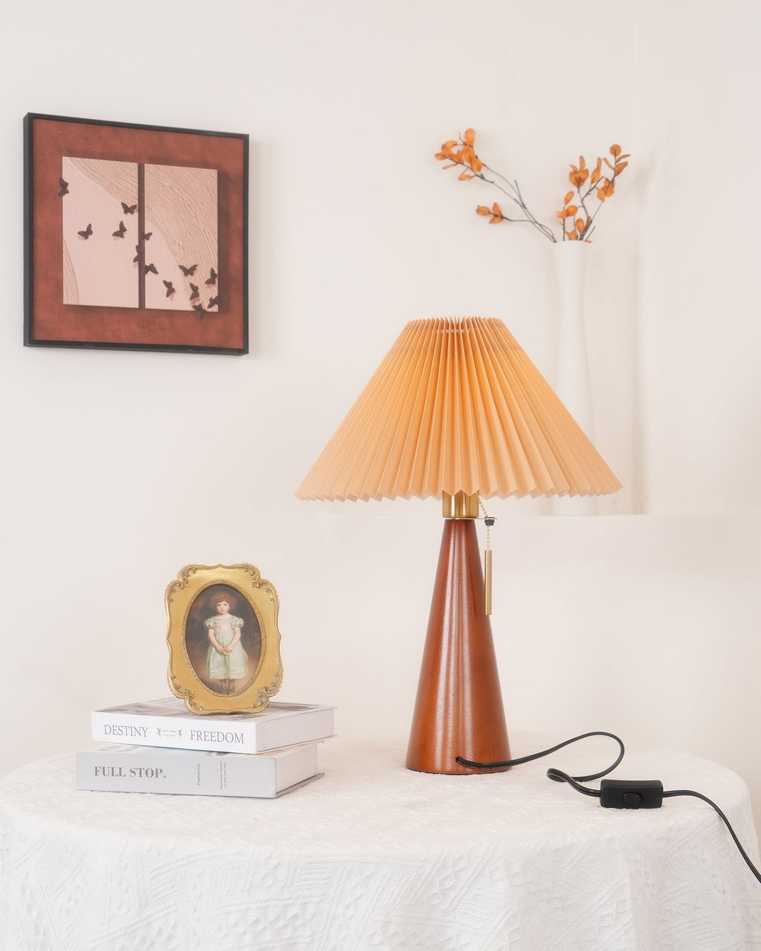 Træ- og Metalbordlampe med Plisseret Linnedskærm i Antikguld