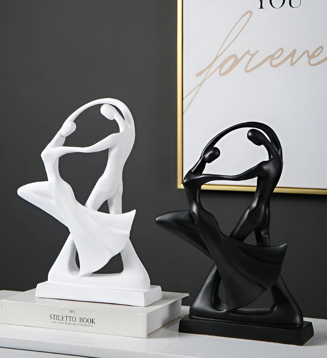 Elegant Harpiks Skulptur af Dansende Par i Sort og Hvid