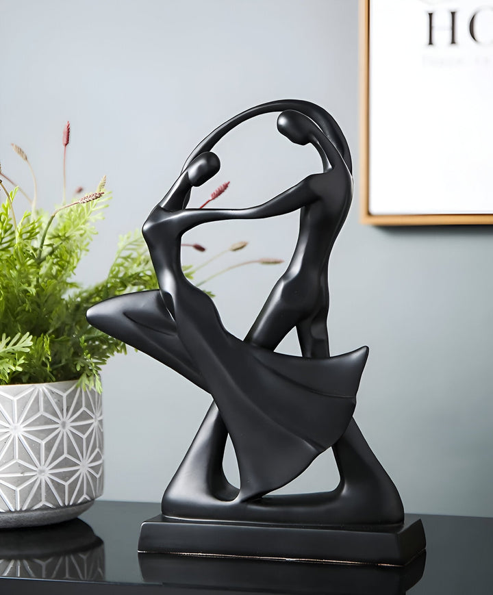 Elegant Harpiks Skulptur af Dansende Par i Sort og Hvid