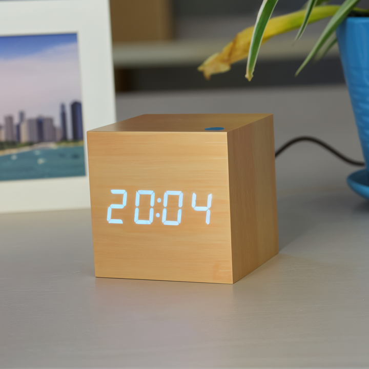 Digitalt LED Cube Ur i Bambus Træ