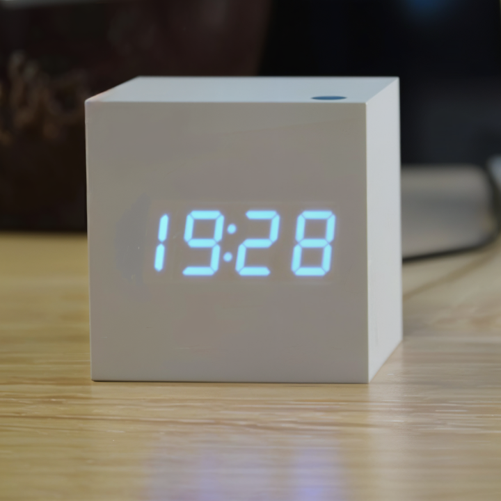 Digitalt LED Cube Ur i Bambus Træ