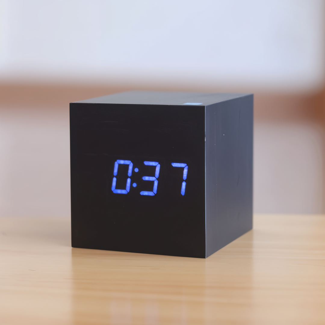 Digitalt LED Cube Ur i Bambus Træ