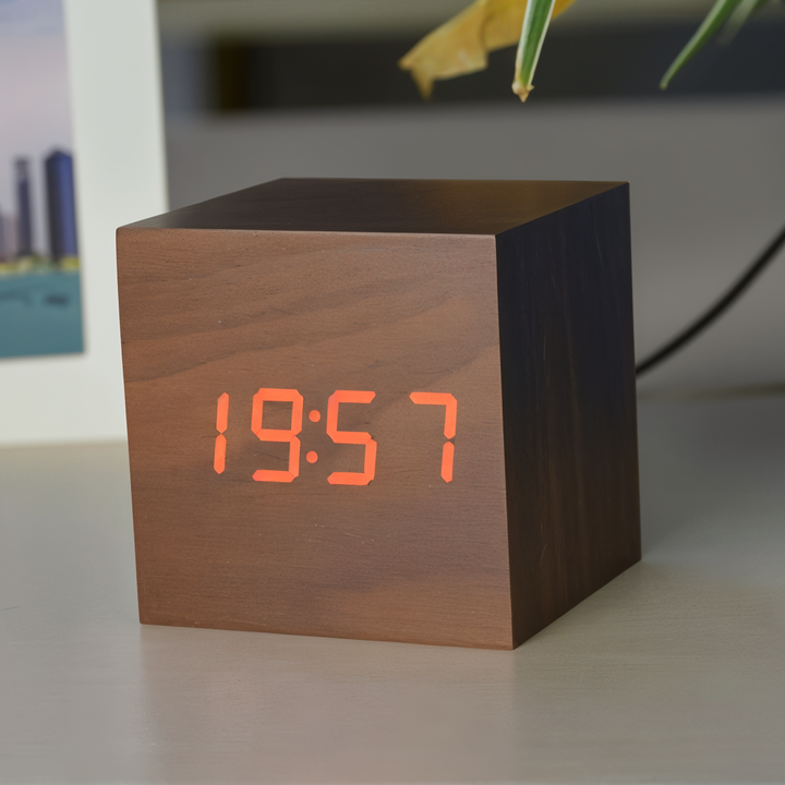 Digitalt LED Cube Ur i Bambus Træ
