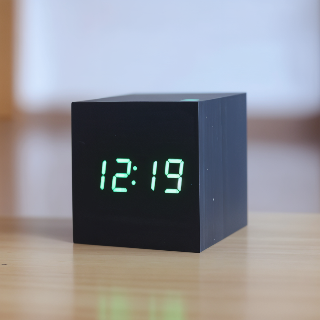 Digitalt LED Cube Ur i Bambus Træ