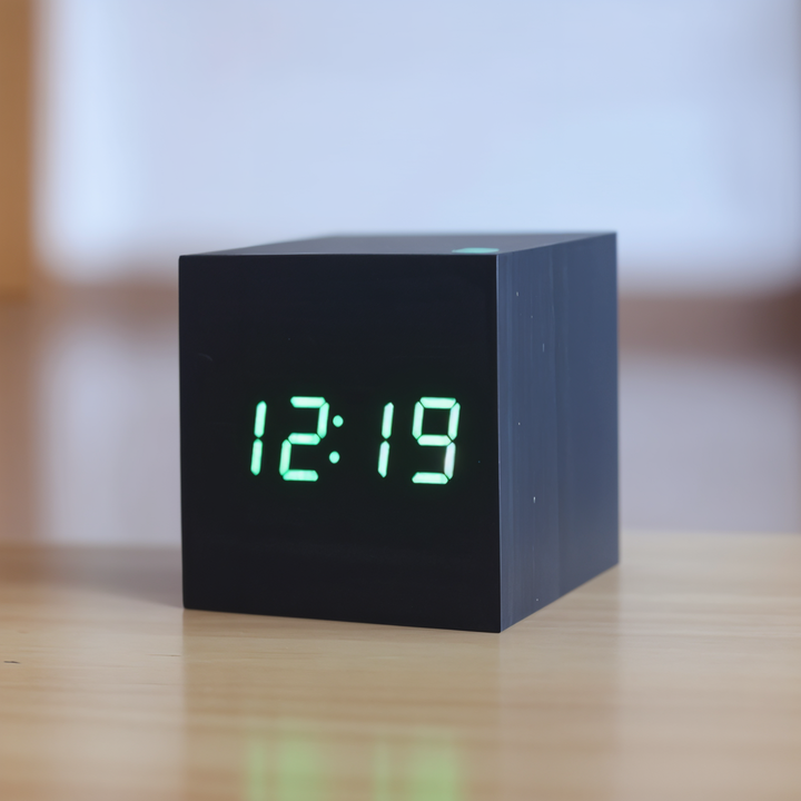Digitalt LED Cube Ur i Bambus Træ
