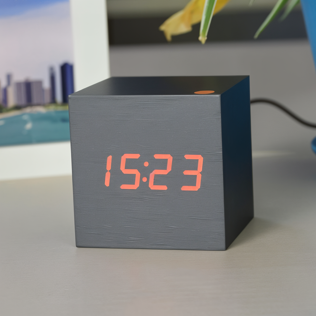 Digitalt LED Cube Ur i Bambus Træ