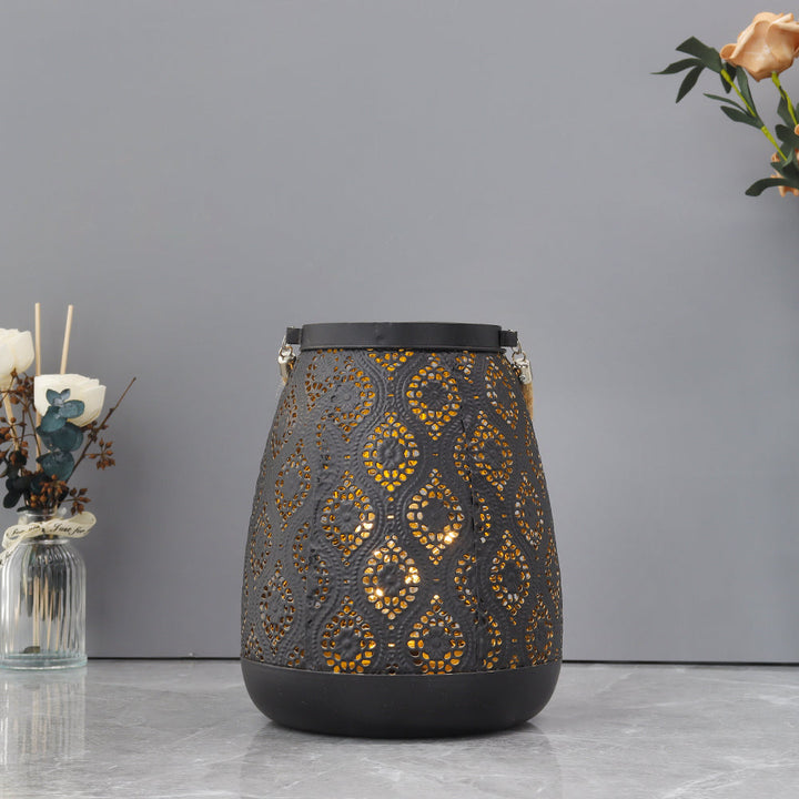 Trådløs Bordlampe i Sort Metal med Geometriske Udsparinger