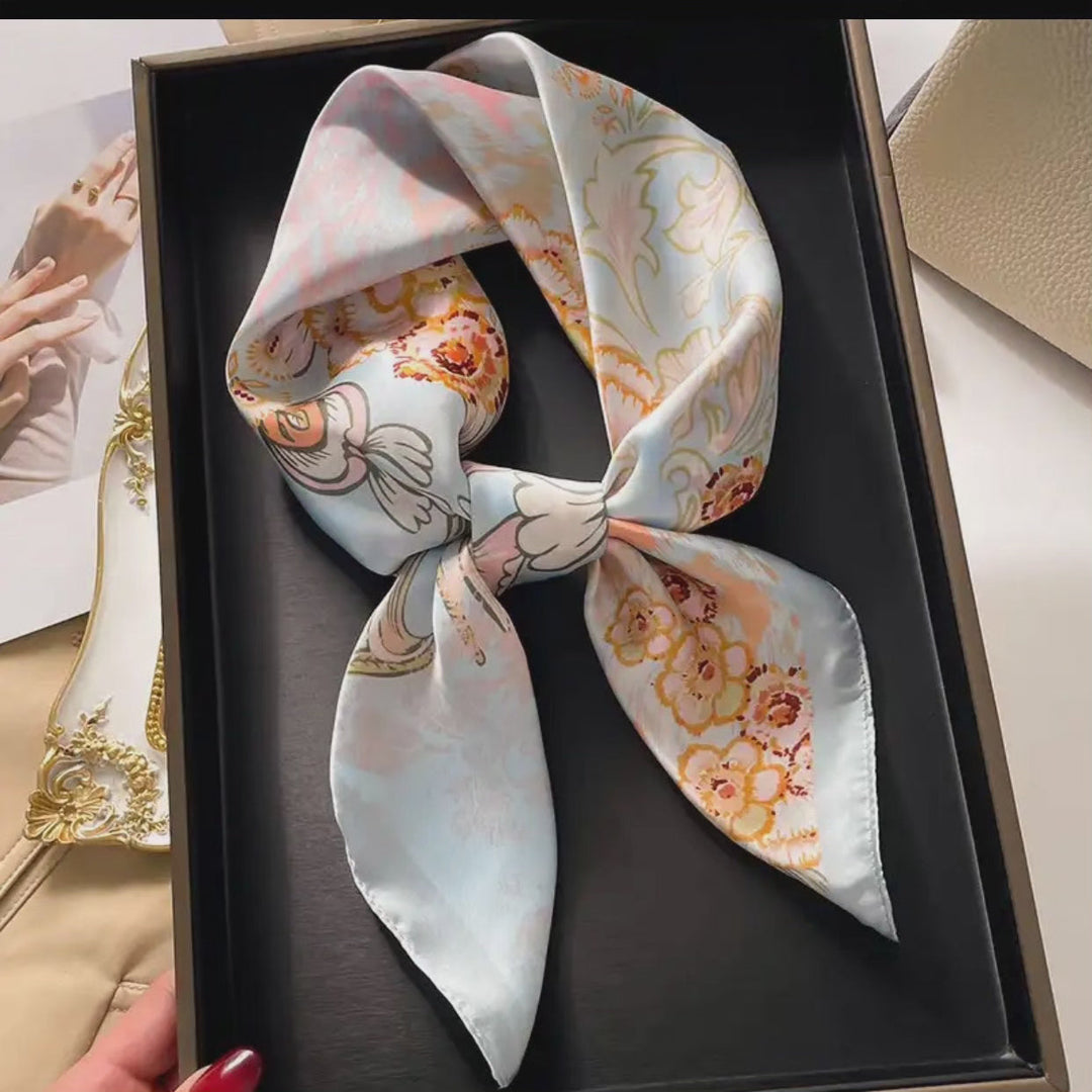 Silke Satin Tørklæde 70x70 cm - Elegant Kvadratisk Design
