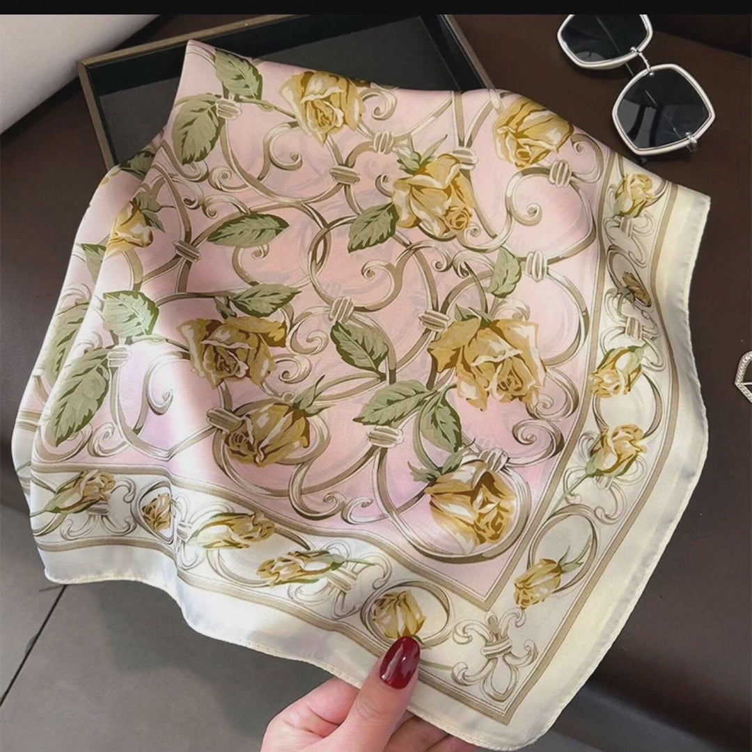Silke Satin Tørklæde 70x70 cm - Elegant Kvadratisk Design
