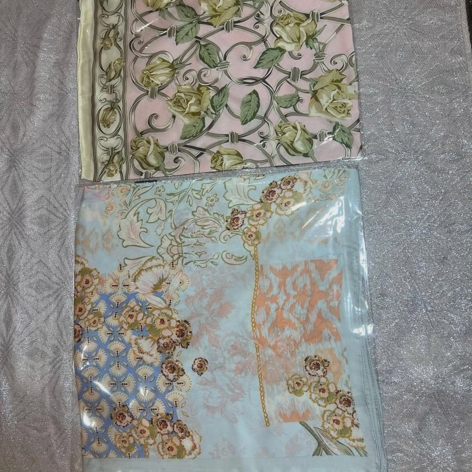 Silke Satin Tørklæde 70x70 cm - Elegant Kvadratisk Design