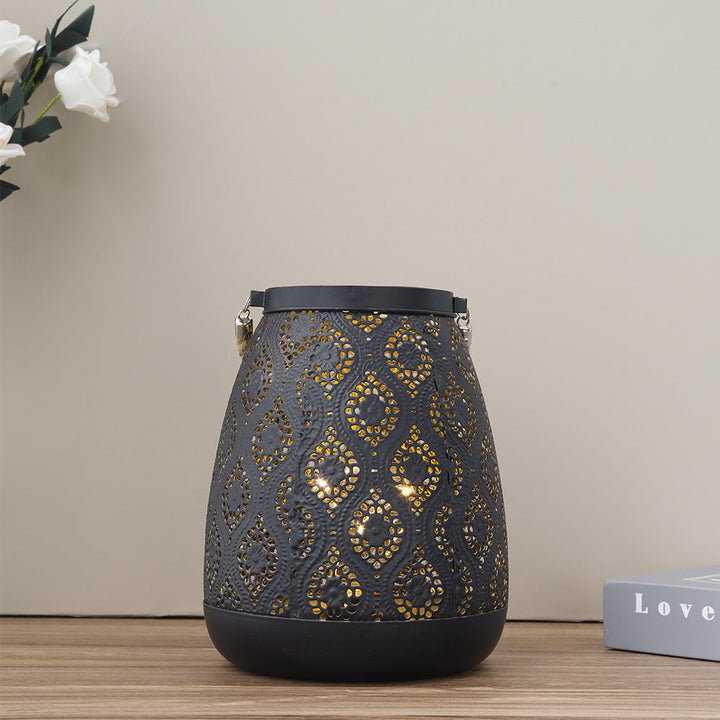 Trådløs Bordlampe i Sort Metal med Geometriske Udsparinger