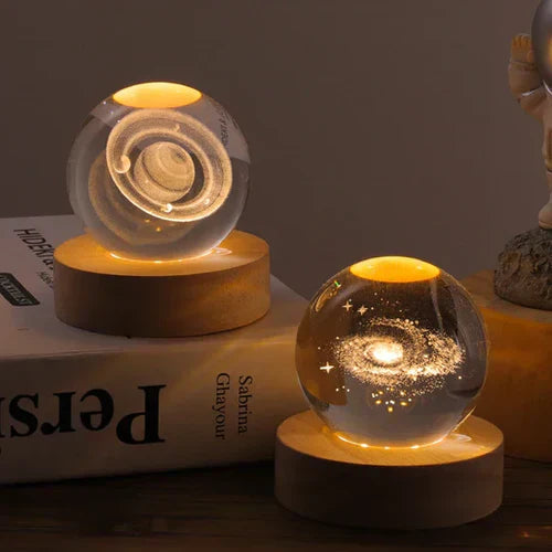 3D Planet Lampe i Træ med Varm LED Lys