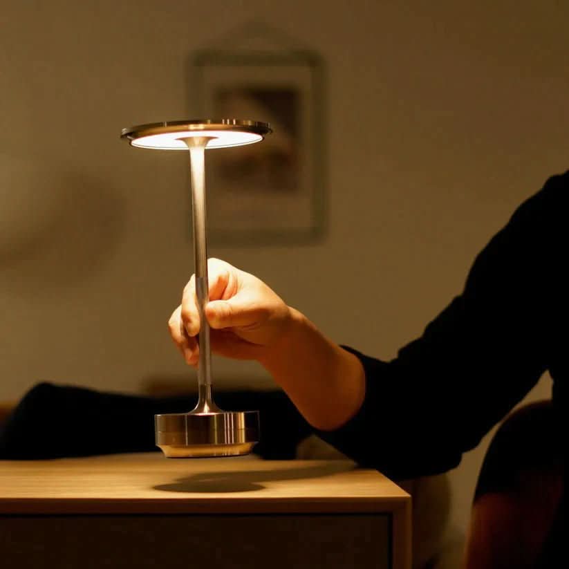 Moderne Dimmbar LED Bordlampe i Hvid med Justerbart Lys