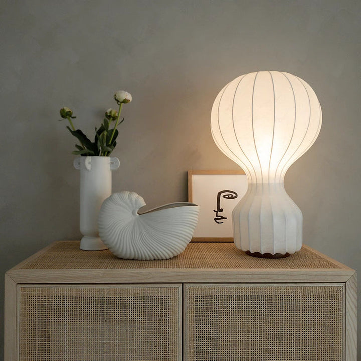 Wabi Sabi Bordlampe med Silke Skærm og Blødt LED Lys