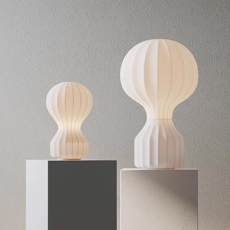 Wabi Sabi Bordlampe med Silke Skærm og Blødt LED Lys