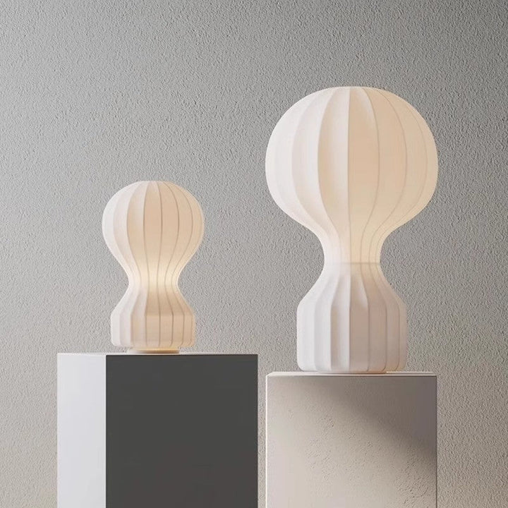 Wabi Sabi Bordlampe med Silke Skærm og Blødt LED Lys