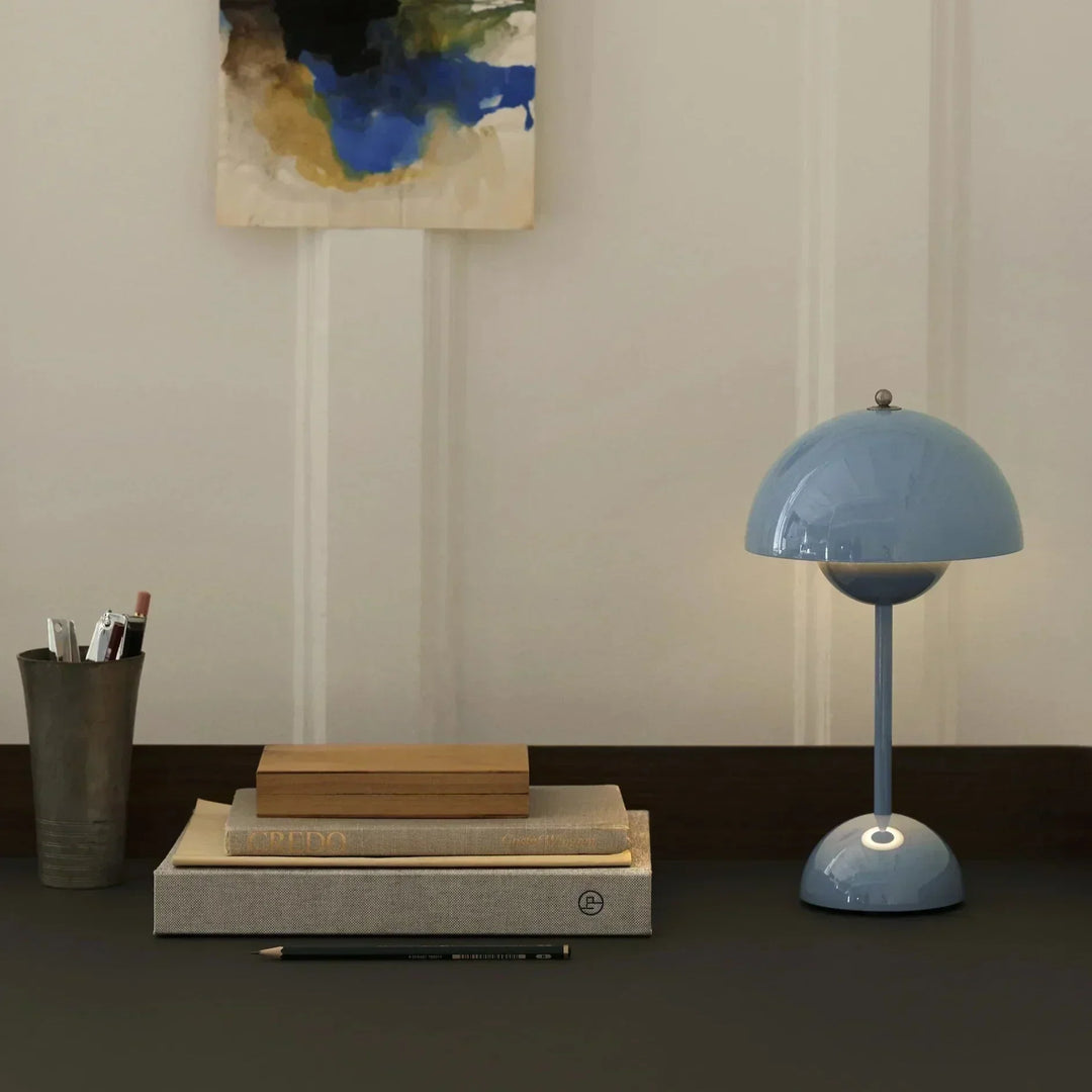 Genopladelig LED Bordlampe med Dæmperfunktion og Moderne Design