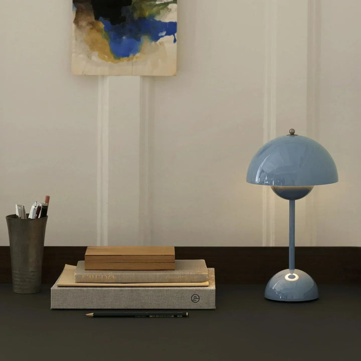 Genopladelig LED Bordlampe med Dæmperfunktion og Moderne Design