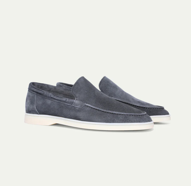 Loafer i ruskind med let hvid sål