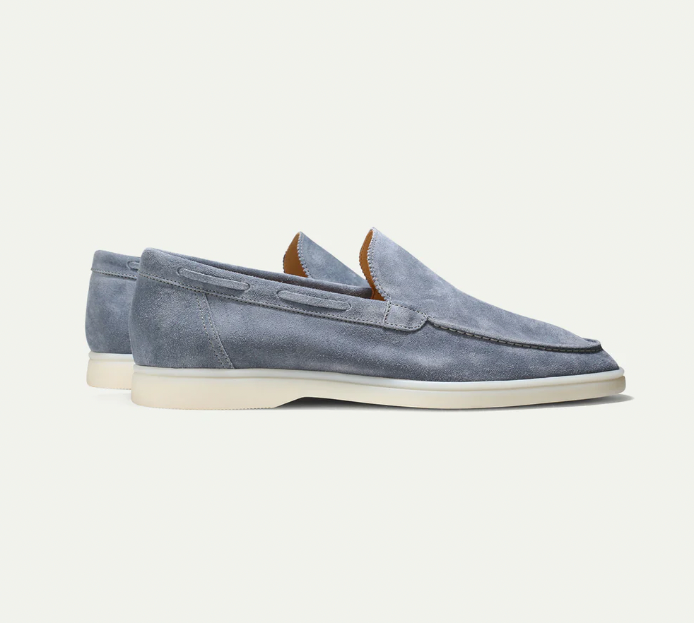 Loafer i ruskind med let hvid sål