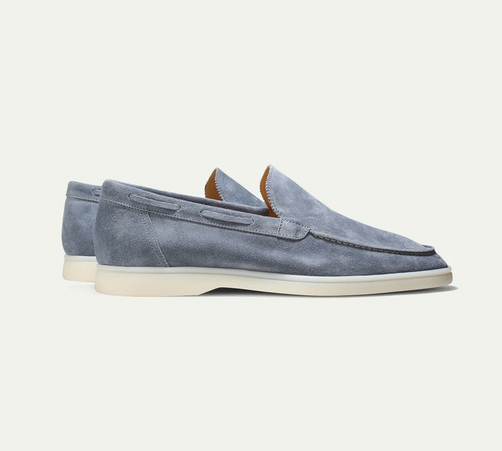 Loafer i ruskind med let hvid sål