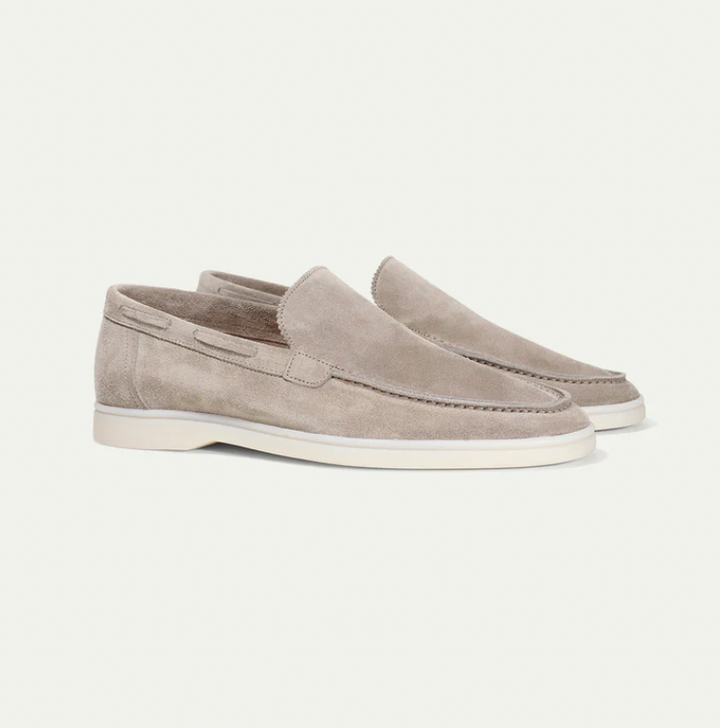Loafer i ruskind med let hvid sål