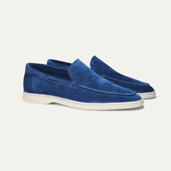 Loafer i ruskind med let hvid sål