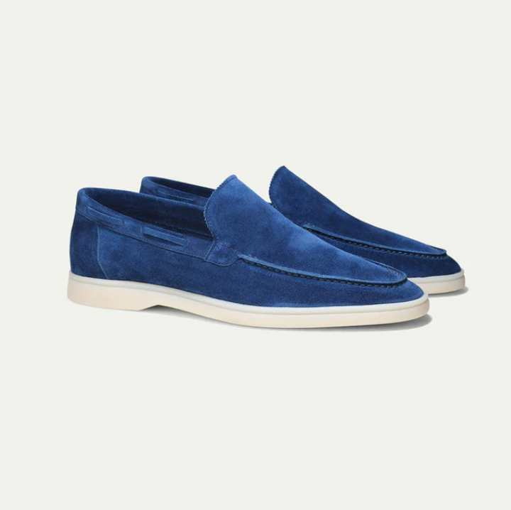 Loafer i ruskind med let hvid sål