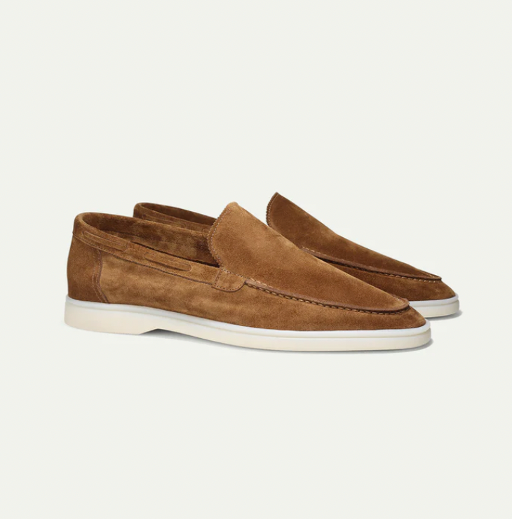 Loafer i ruskind med let hvid sål