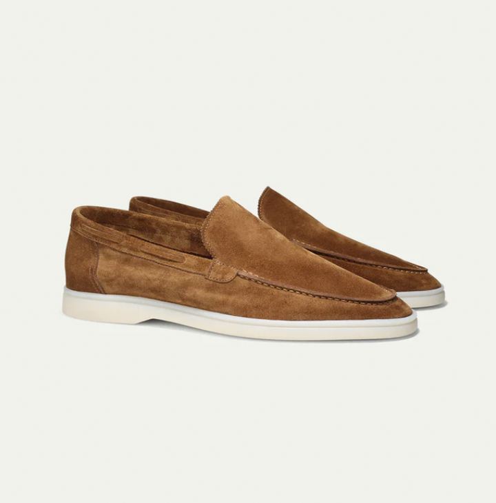 Loafer i ruskind med let hvid sål