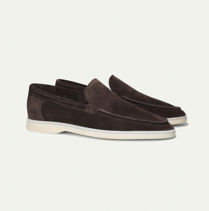 Loafer i ruskind med let hvid sål