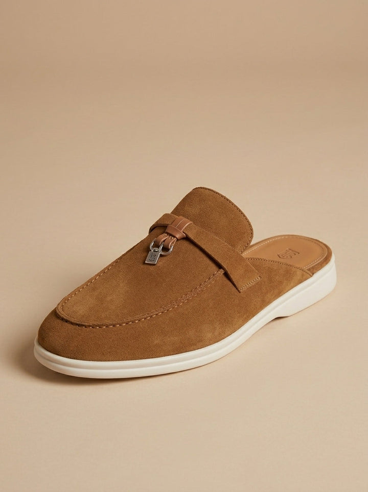 Mule-loafer i ruskindslignende materiale med metalvedhæng
