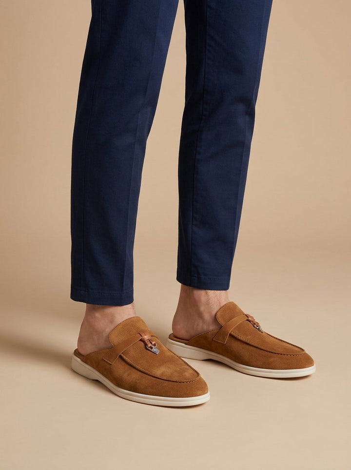 Mule-loafer i ruskindslignende materiale med metalvedhæng