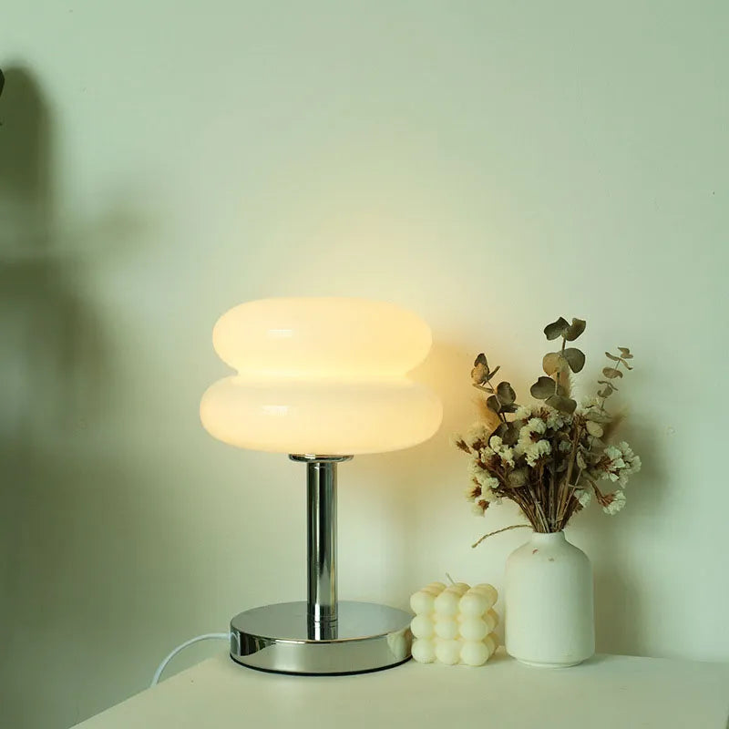 Elegant Glas Bordlampe med Metalfinish og Blødt Lys