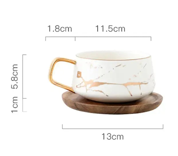 Marmoreret Kaffe Kop med Guld Accenter og Træunderlag