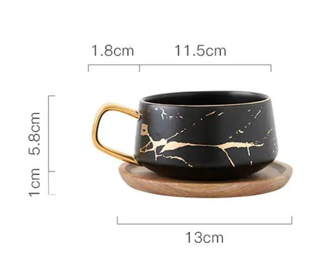 Marmoreret Kaffe Kop med Guld Accenter og Træunderlag