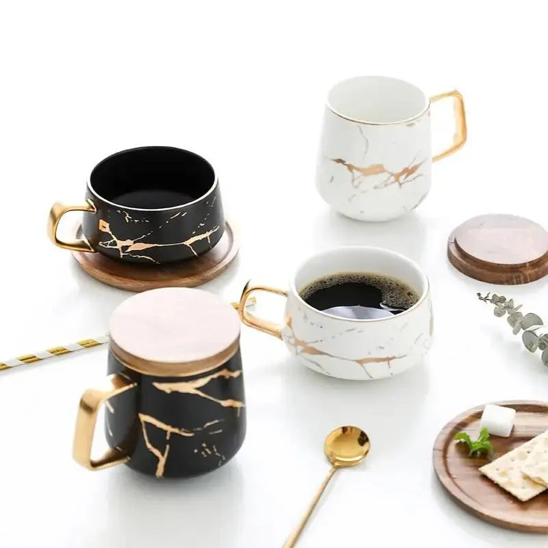 Marmoreret Kaffe Kop Sæt med Guld Accenter og Træunderlag