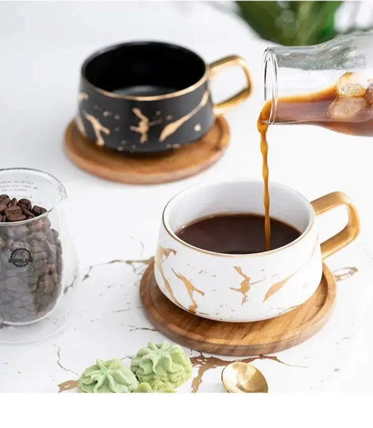 Marmoreret Kaffe Kop med Guld Accenter og Træunderlag