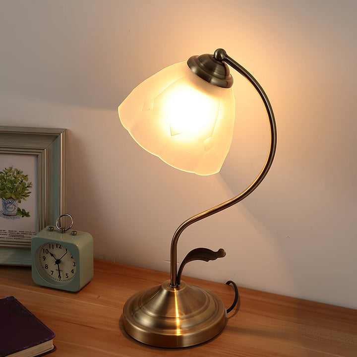 Elegant Blomster Bordlampe i Hvid og Blå med Guld Finish