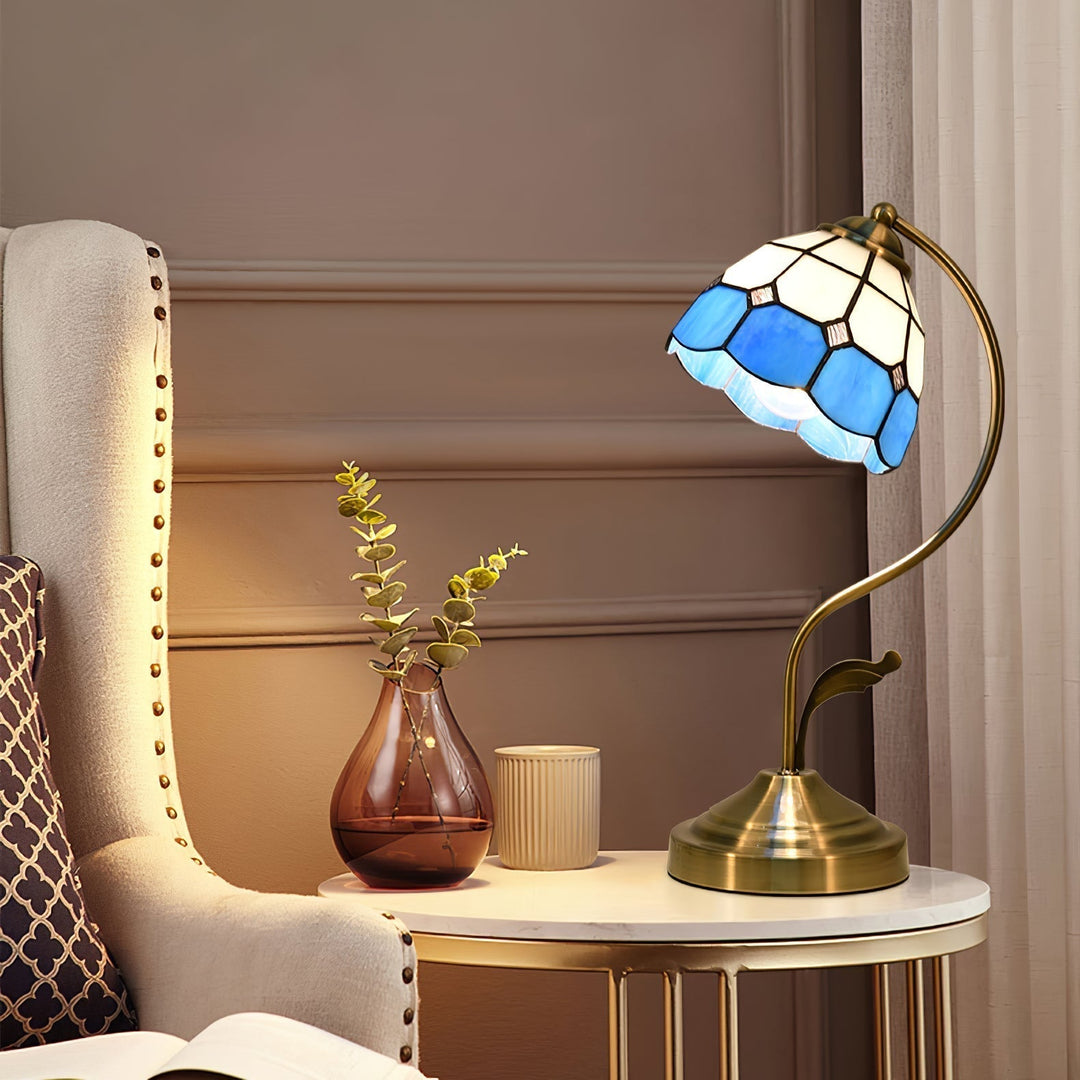 Elegant Blomster Bordlampe i Hvid og Blå med Guld Finish