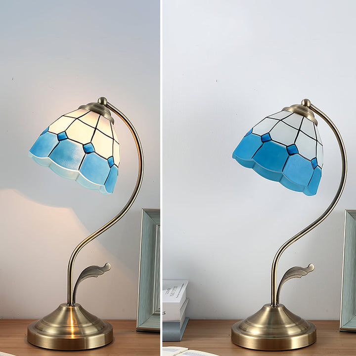 Elegant Blomster Bordlampe i Hvid og Blå med Guld Finish