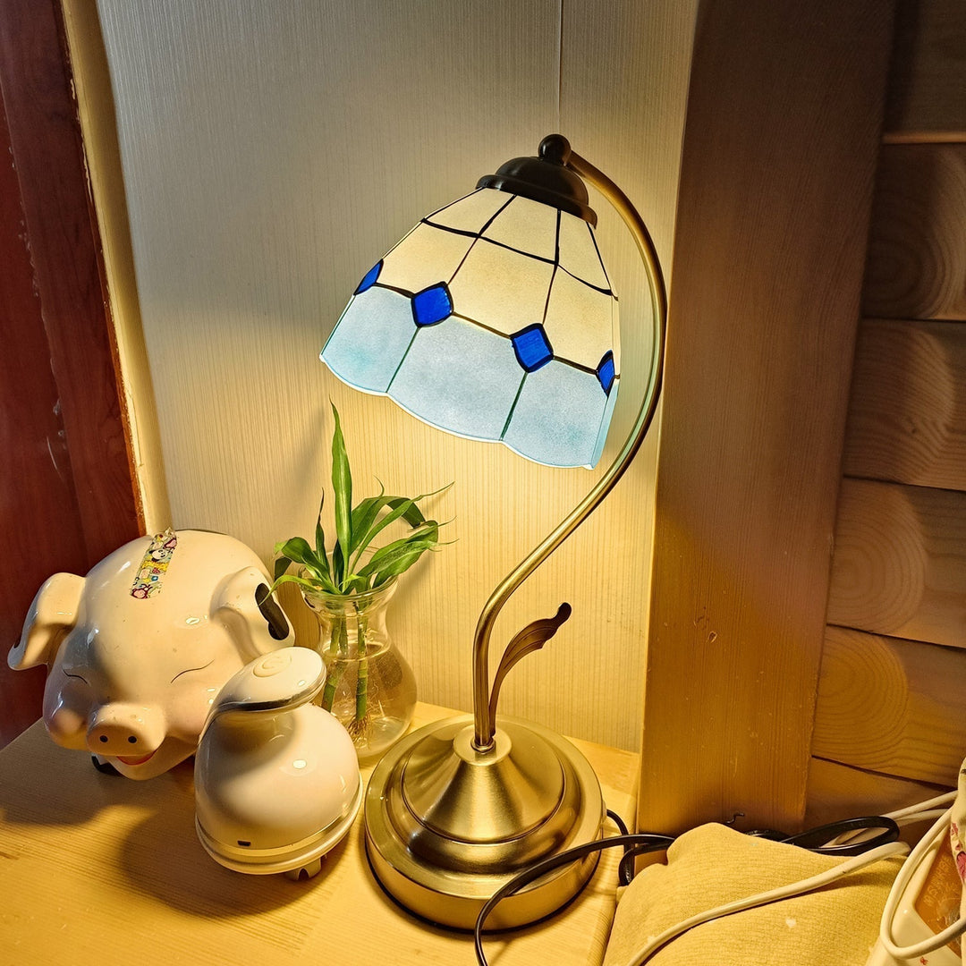 Elegant Blomster Bordlampe i Hvid og Blå med Guld Finish