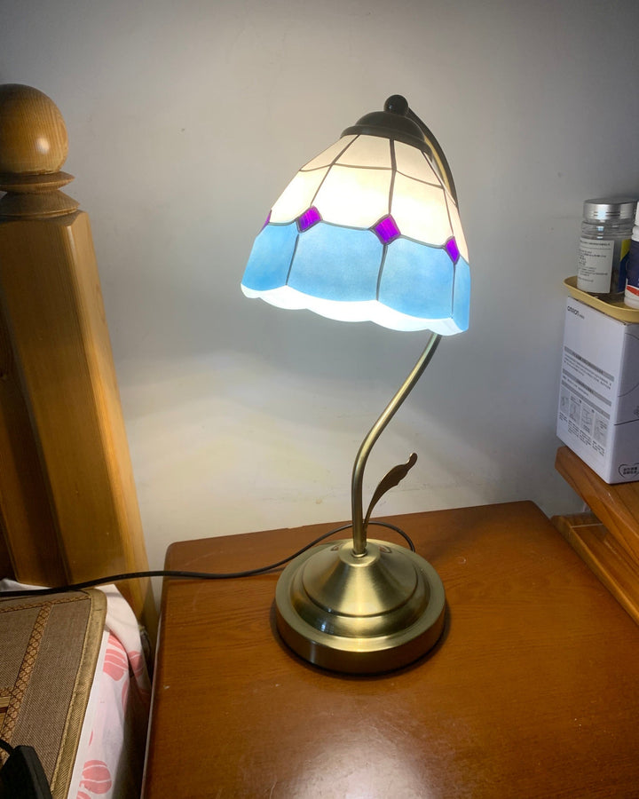 Elegant Blomster Bordlampe i Hvid og Blå med Guld Finish