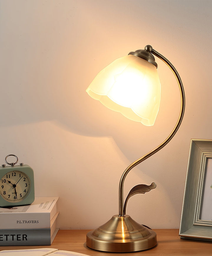 Elegant Blomster Bordlampe i Hvid og Blå med Guld Finish