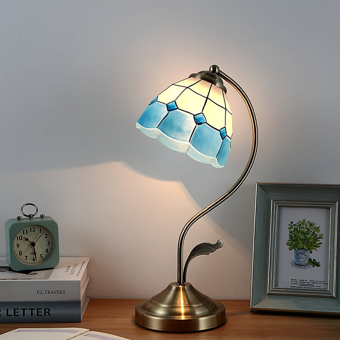 Elegant Blomster Bordlampe i Hvid og Blå med Guld Finish