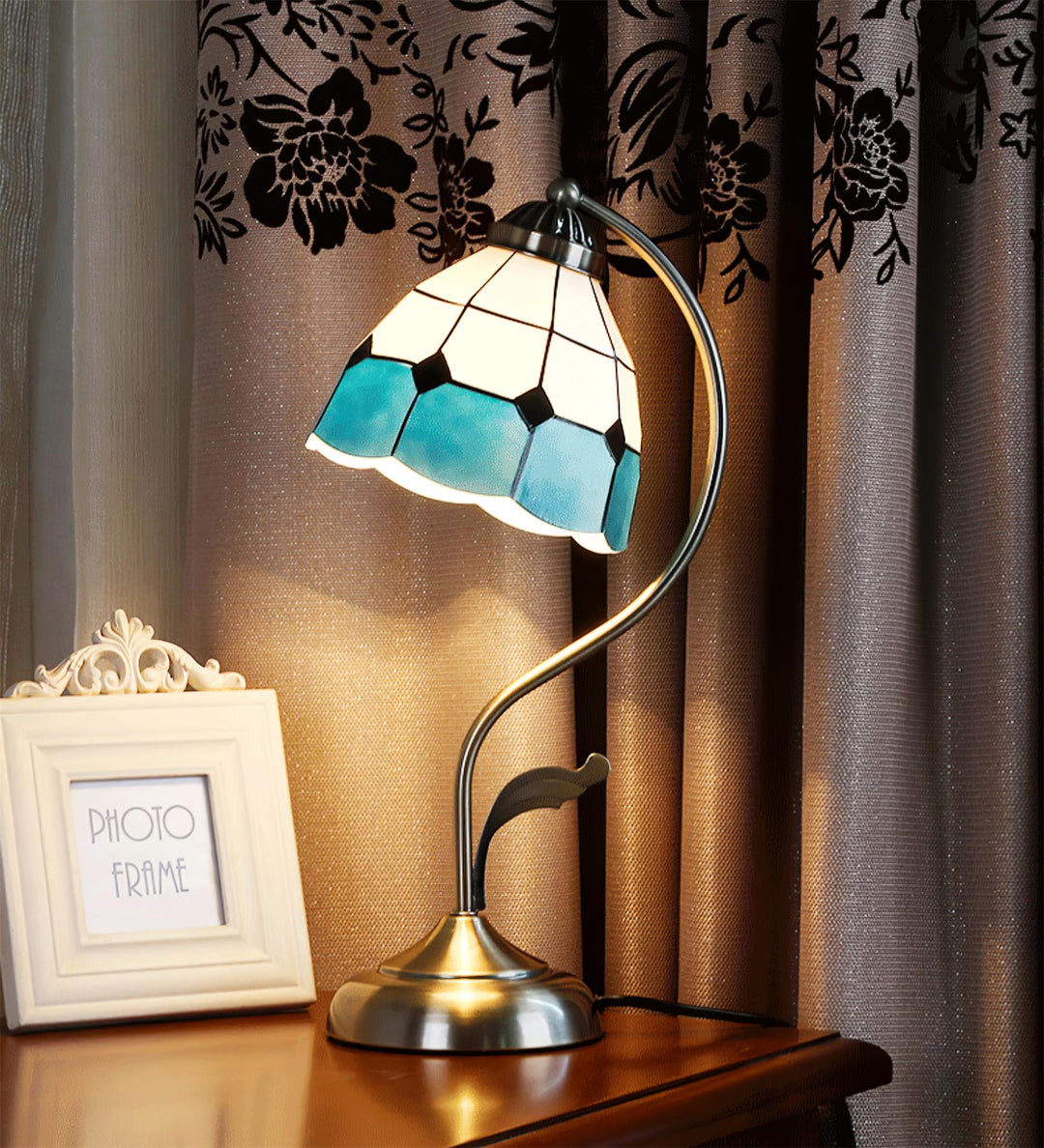 Elegant Blomster Bordlampe i Hvid og Blå med Guld Finish